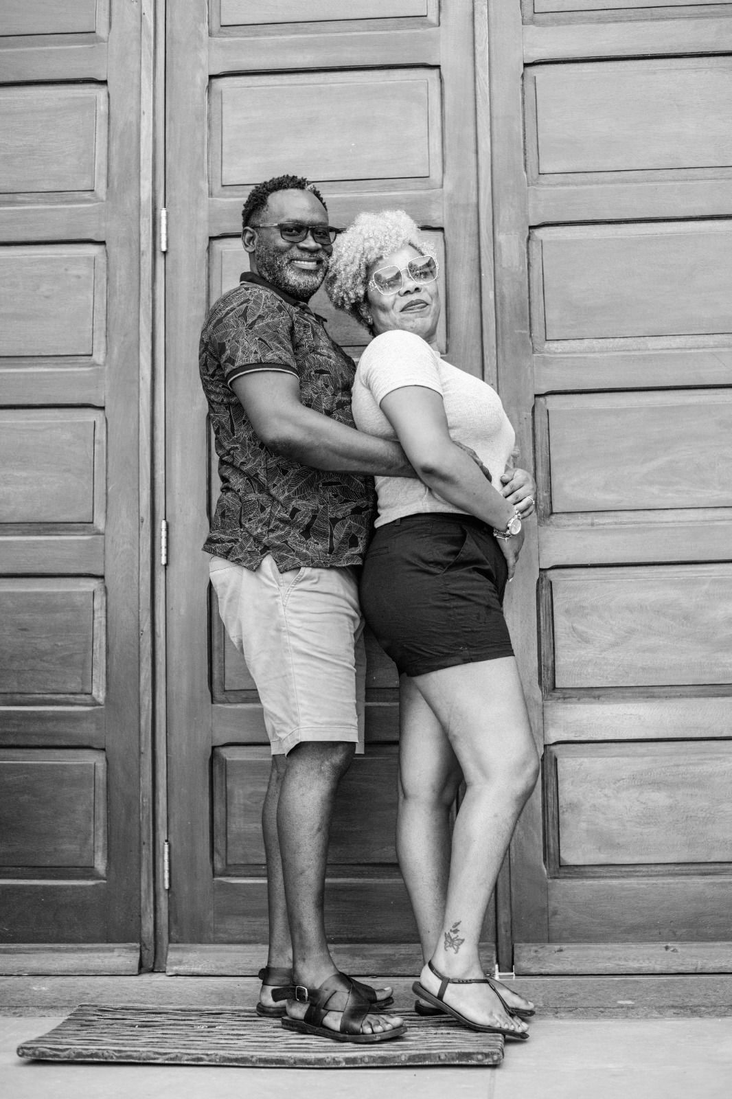 Nádia e Eduardo abraçados